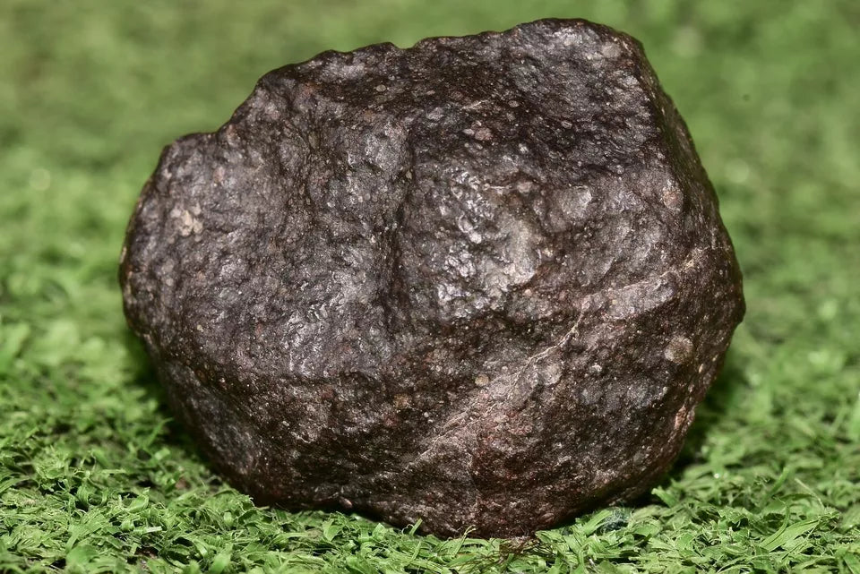 Meteorite chondrite Ordinary H4 NWA 14003 Complete fragment - 52.5g - MeteoriteNwa.com