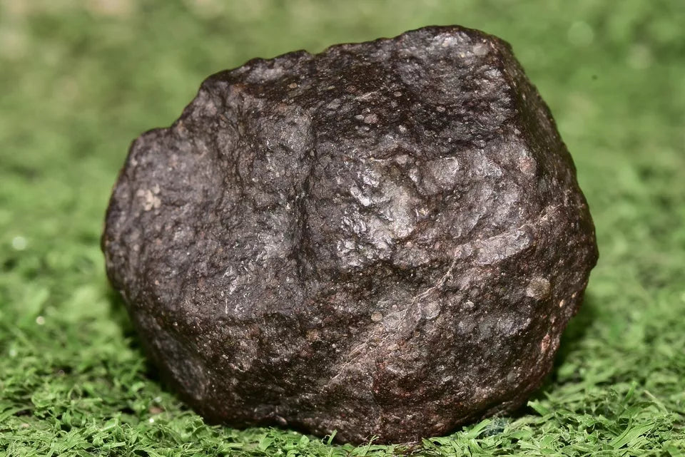 Meteorite chondrite Ordinary H4 NWA 14003 Complete fragment - 52.5g - MeteoriteNwa.com